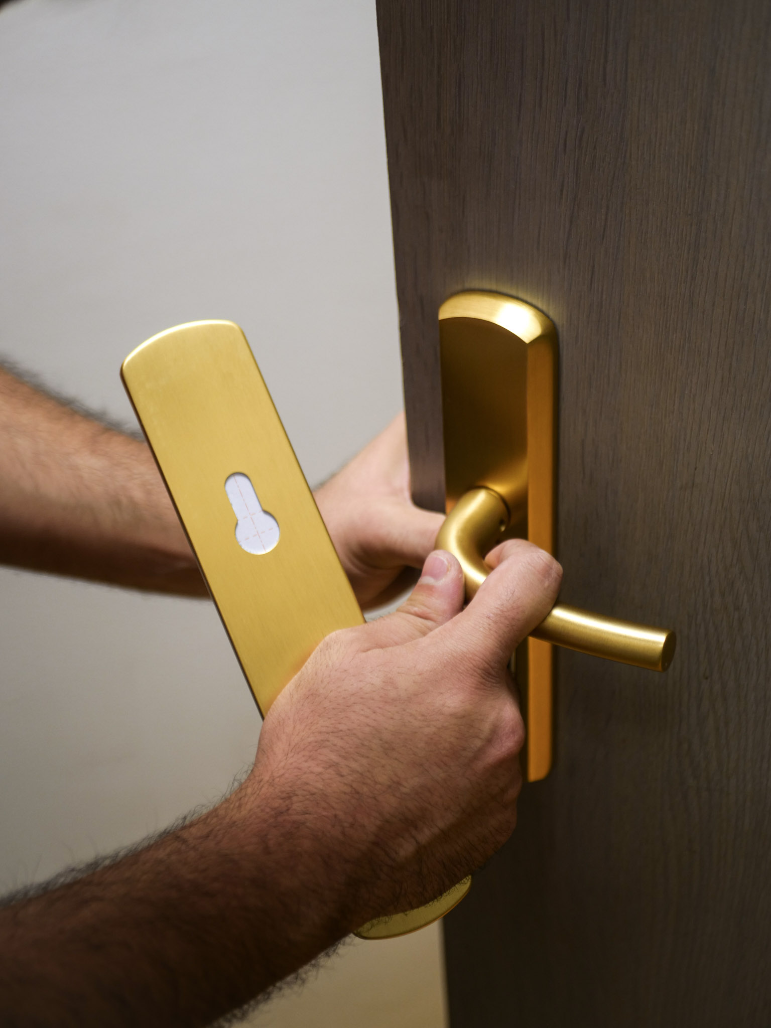 Installation de poignée blindée dorée professionnelle par technicien FORTEK