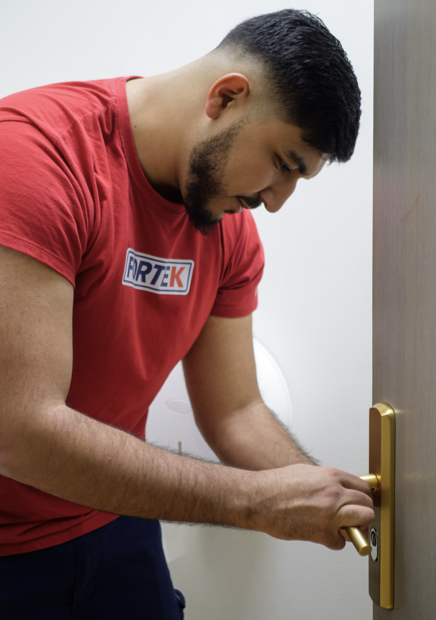 Installation poignée blindée FORTEK Berck-sur-Mer - Technicien au travail